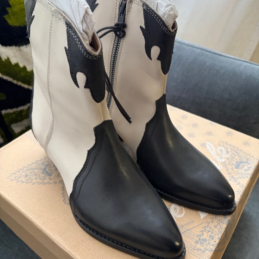 NIB Free People New Frontier Black and White Western Boots in Arctic Fox 38.5 - Picture 10 of 14